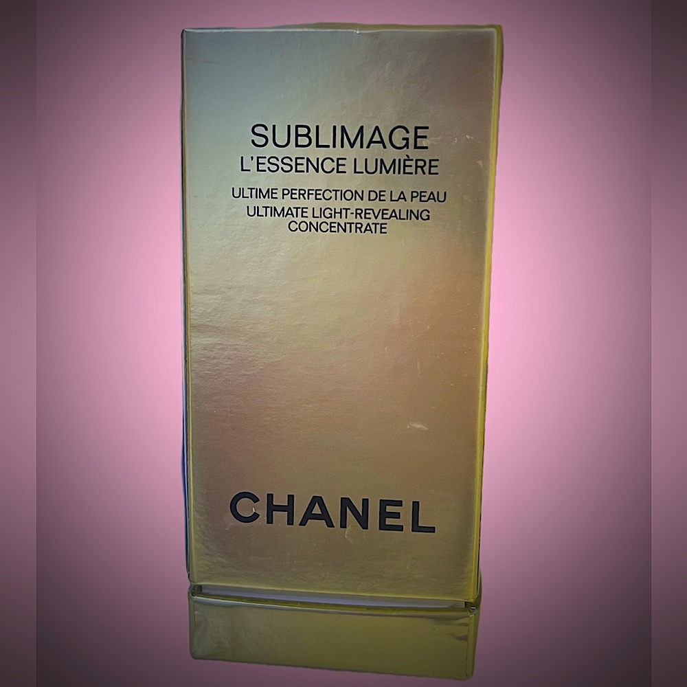 CHANEL
SUBLIMAGE
L'ESSENCE
LUMIERE Ultimate
Light-Revealing
Concentrate